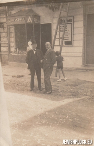 Jakub Wolman with his son Ignacy in front of the optical shop in Włocławek (photo from the private collection of Zuzanna Witwicka)
